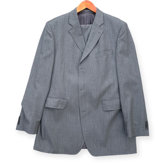 Představte si okamžik, kdy vaše přítomnost nepotřebuje slova. 🇮🇹 Tento oblek, zhotovený z látky od Cerruti, vypráví příběh...